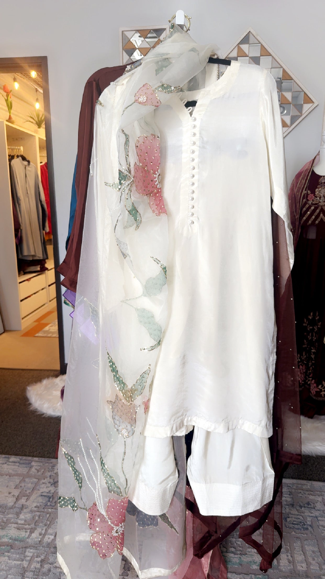 Farshi set off white