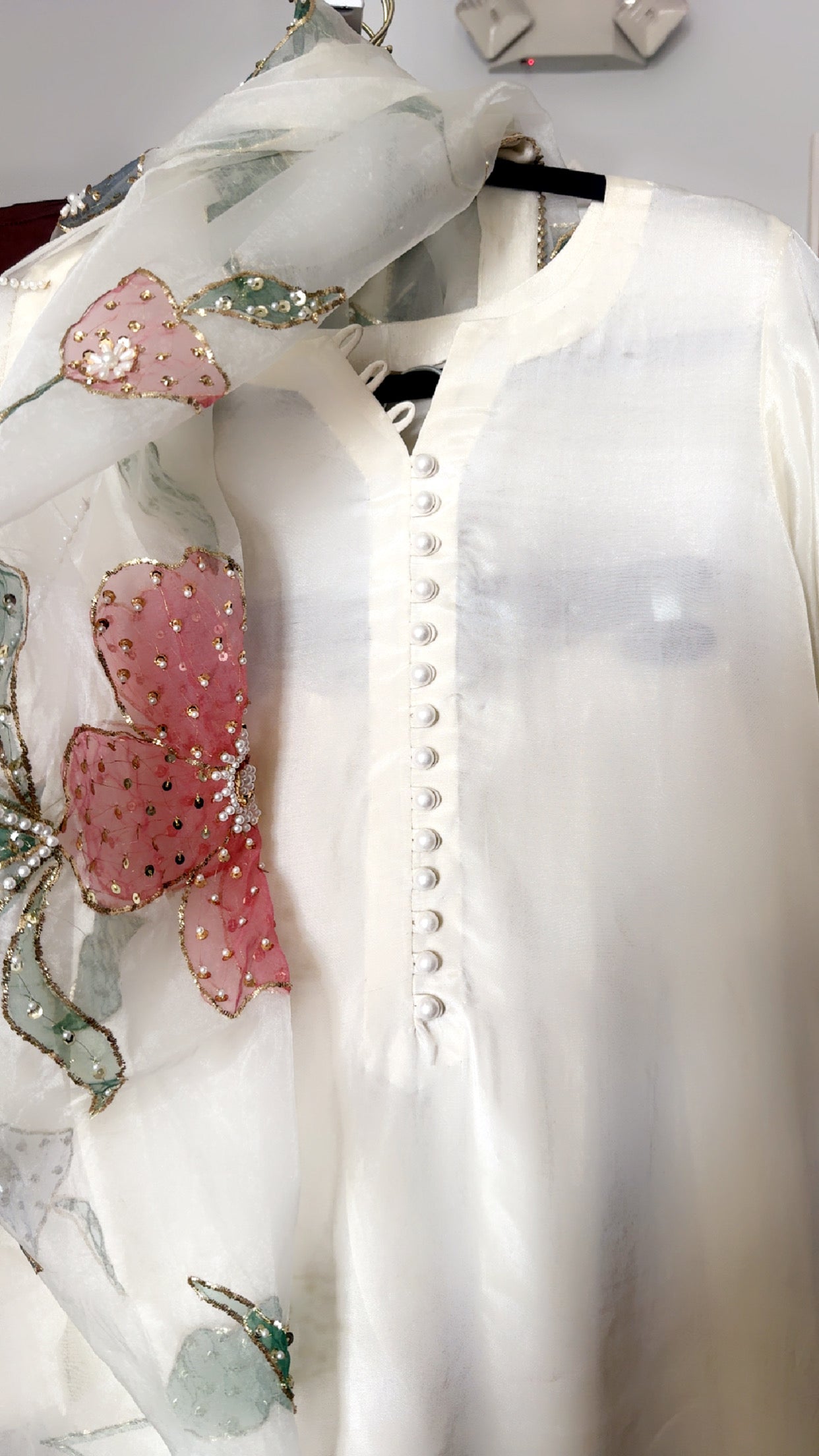 Farshi set off white