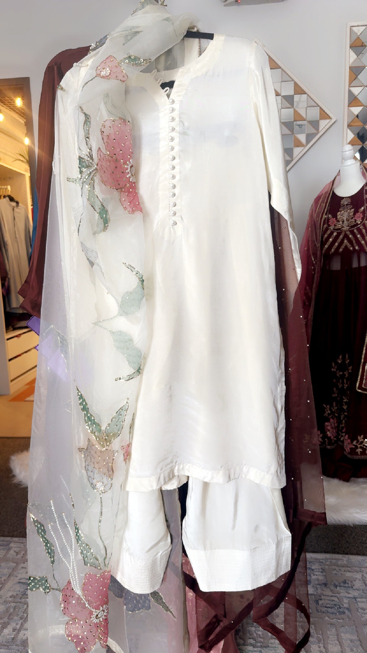 Farshi set off white